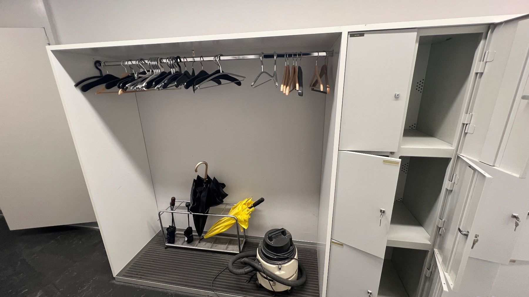Garderobe: Garderobenschrank – Gebraucht aus Zürich von von_h6p5