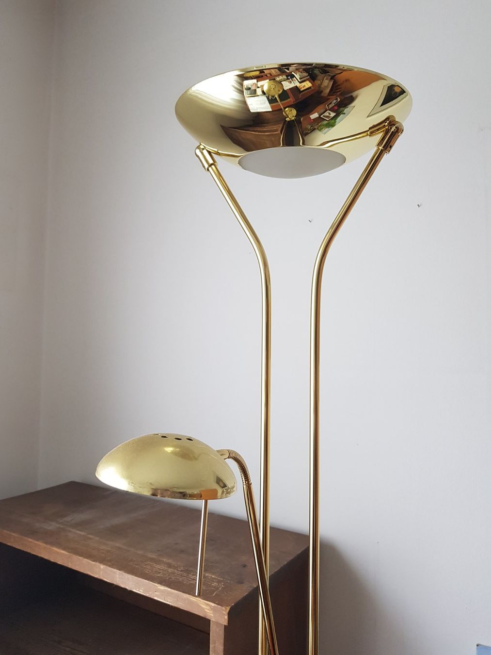 Lampade: Lampe de salon dorée avec lampe de lecture orientable – Usato da La Sagne VD venduto da aro_nnp2