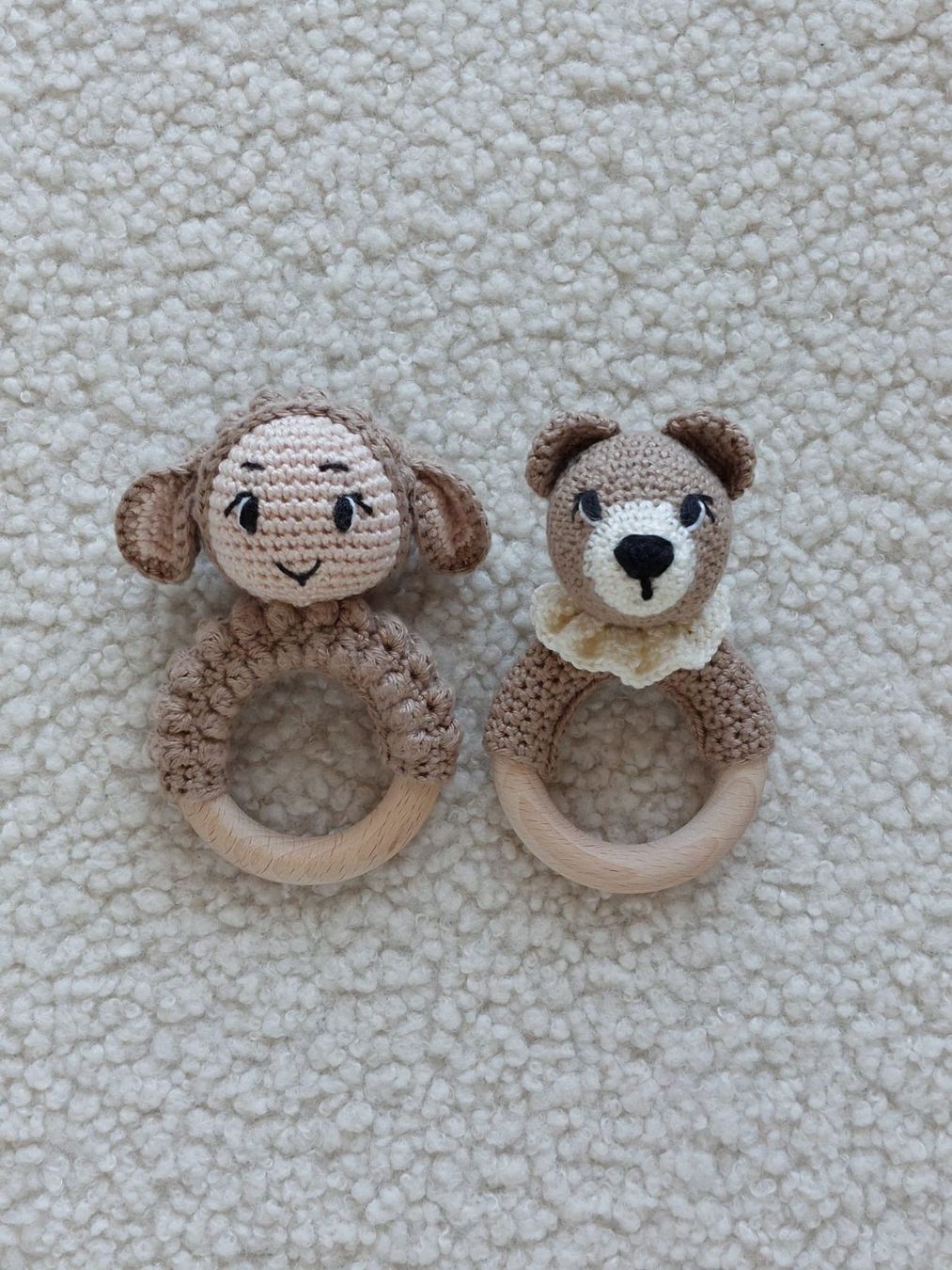 Giocattoli: Baby Greifling mit Rassel Bär / Schaf – Nuovo e nell'imballaggio originale da Bleienbach venduto da babyhandgemachts