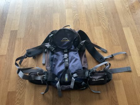 Dakine Heli Rucksack, 12L, Schwarz/Blau