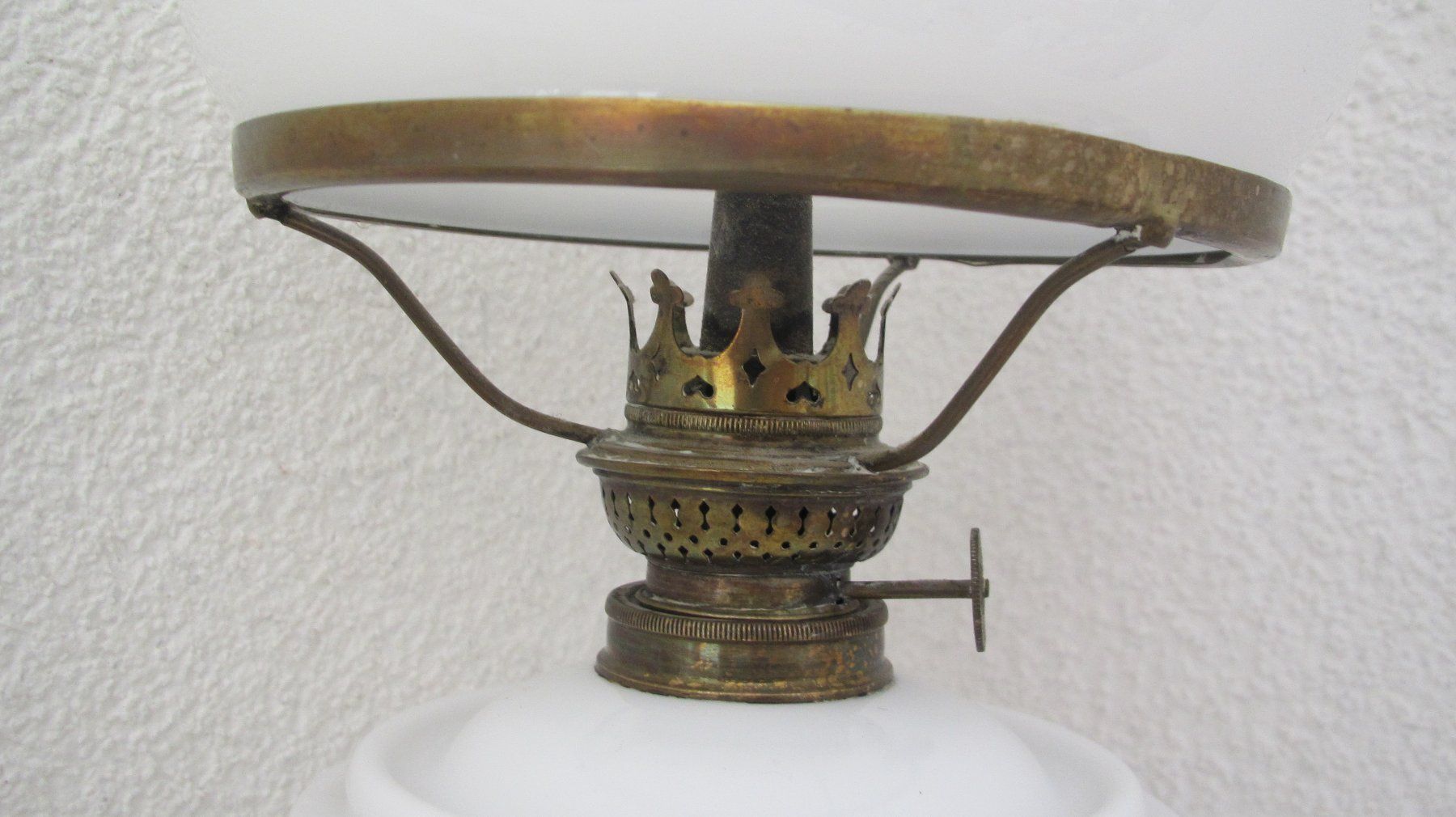 Lampade: LAMPE A PETROL EN OPALINE ANCIENNE – Usato da Murten venduto da Selliot 4