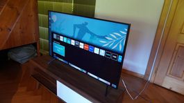 Smart LED TV Samsung CU43CU7170U + praktisches Fernsehmöbel