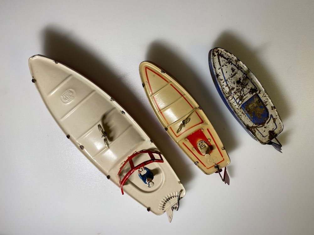 Petit voilier de bassin de la marque Tirot, modèle 201, jouet vintage