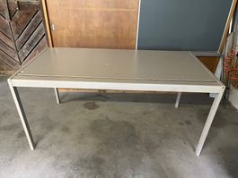 Robuster Metalltisch mit Kabelschacht