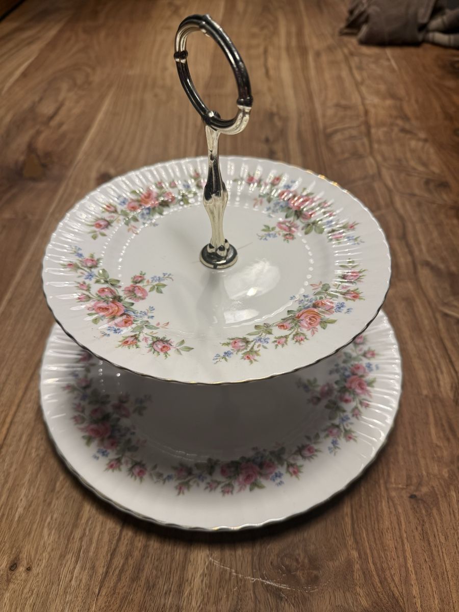 Set di piatti: Présentoir à gâteaux vintage à 2 étages fleuri – Usato da Lausanne 25 venduto da Crockets