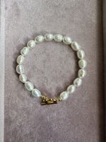 Goldenes Armband mit Süsswasserperlen und Blumenverschluss