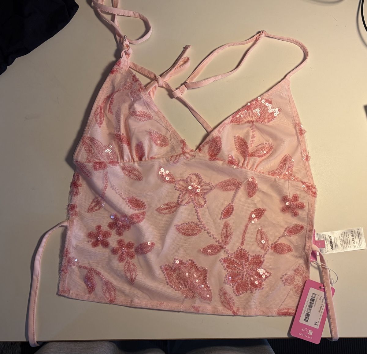 Top: Pinkes Edikted Top – Nuovo (secondo la descrizione) da Meilen venduto da ann_x8nk