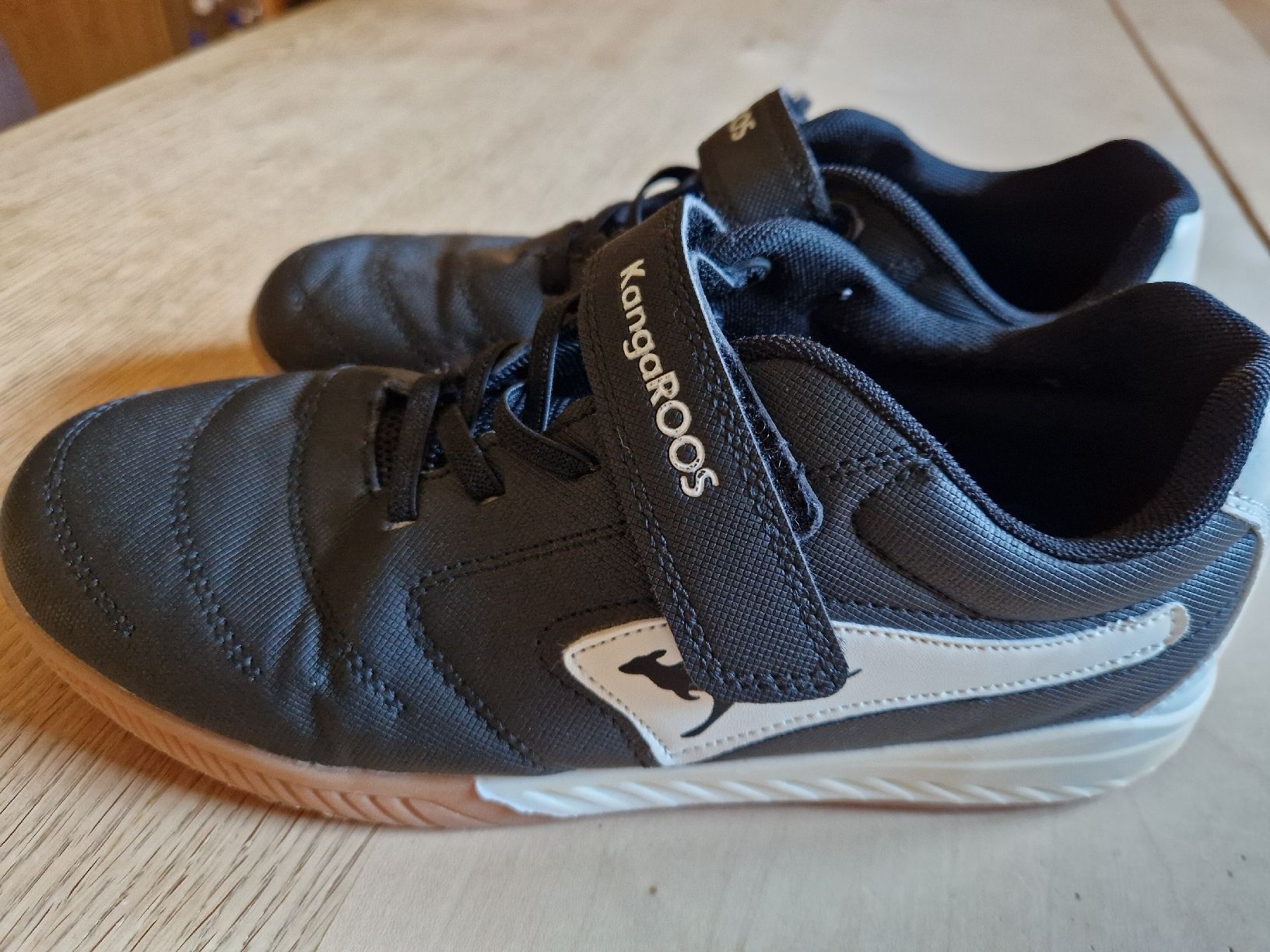 Schuhe für Jungen: KangaROOS Hallenschuhe, Grösse 37 schwarz  – Gebraucht aus Jaun von RD03 1