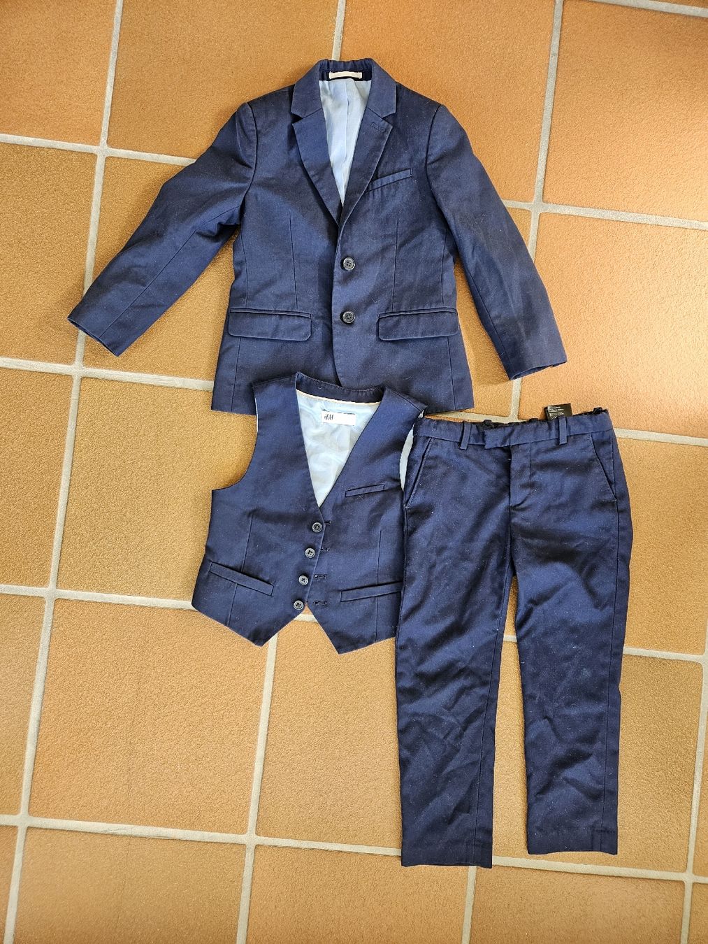 H&M Completi: H&M Anzug Set, Grösse 116, dunkelblau – Usato da Eschenbach SG venduto da MarThu