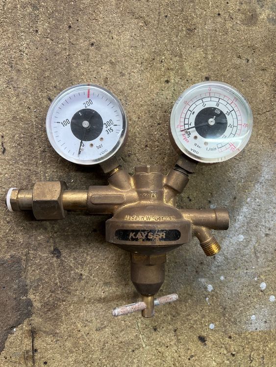 Argon CO2 Druckminderer Für Schweißgeräte | MIG MAG WIG TIG | Messing | Manometer In Gummihülle | Einlass W21,8 Ausgang G1/4