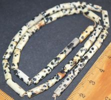 Stein Perlen Strang L-4947 – Dalmatiner Jaspis 4x13mm Zylind