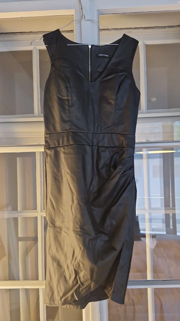 Vestiti: Schwarzes Kleid in Lederoptik, Figurbetont, Grösse M – Nuovo (secondo la descrizione) da Thun venduto da abi_g9fg