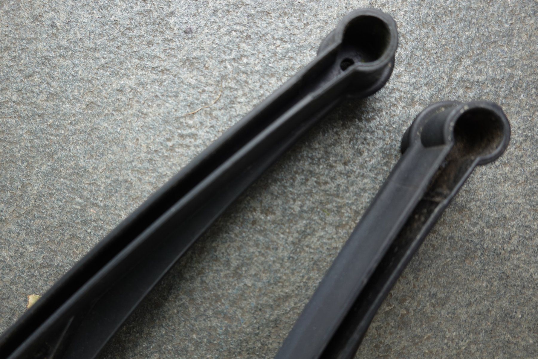 Fixations: 2 Träger gebogen Kunststoff schwarz – D'occasion à Jona par JOberg_25 5