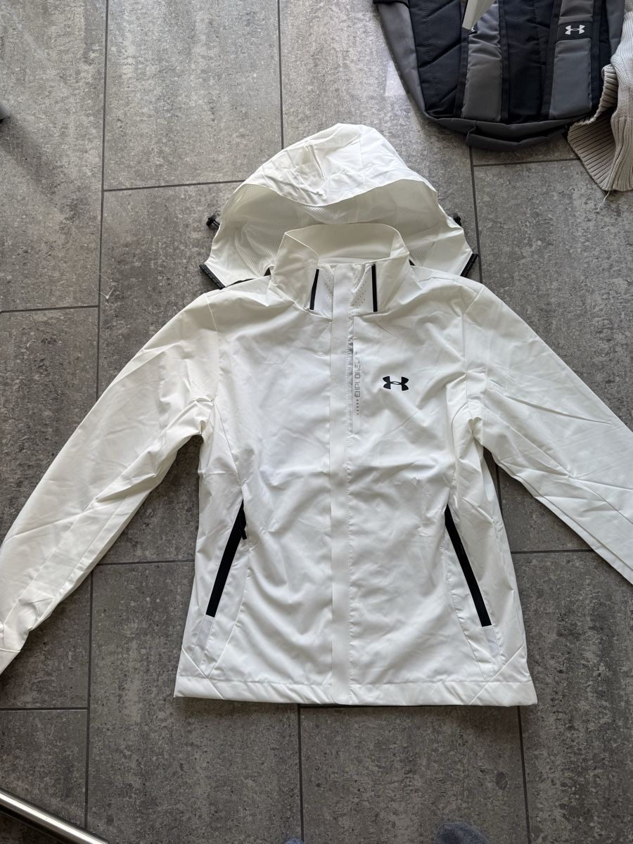 Under Armour Jacken: Under Armour Waterproof Jacke Größe M – Neu (gemäss Beschreibung) aus Allschwil von ale_99l7