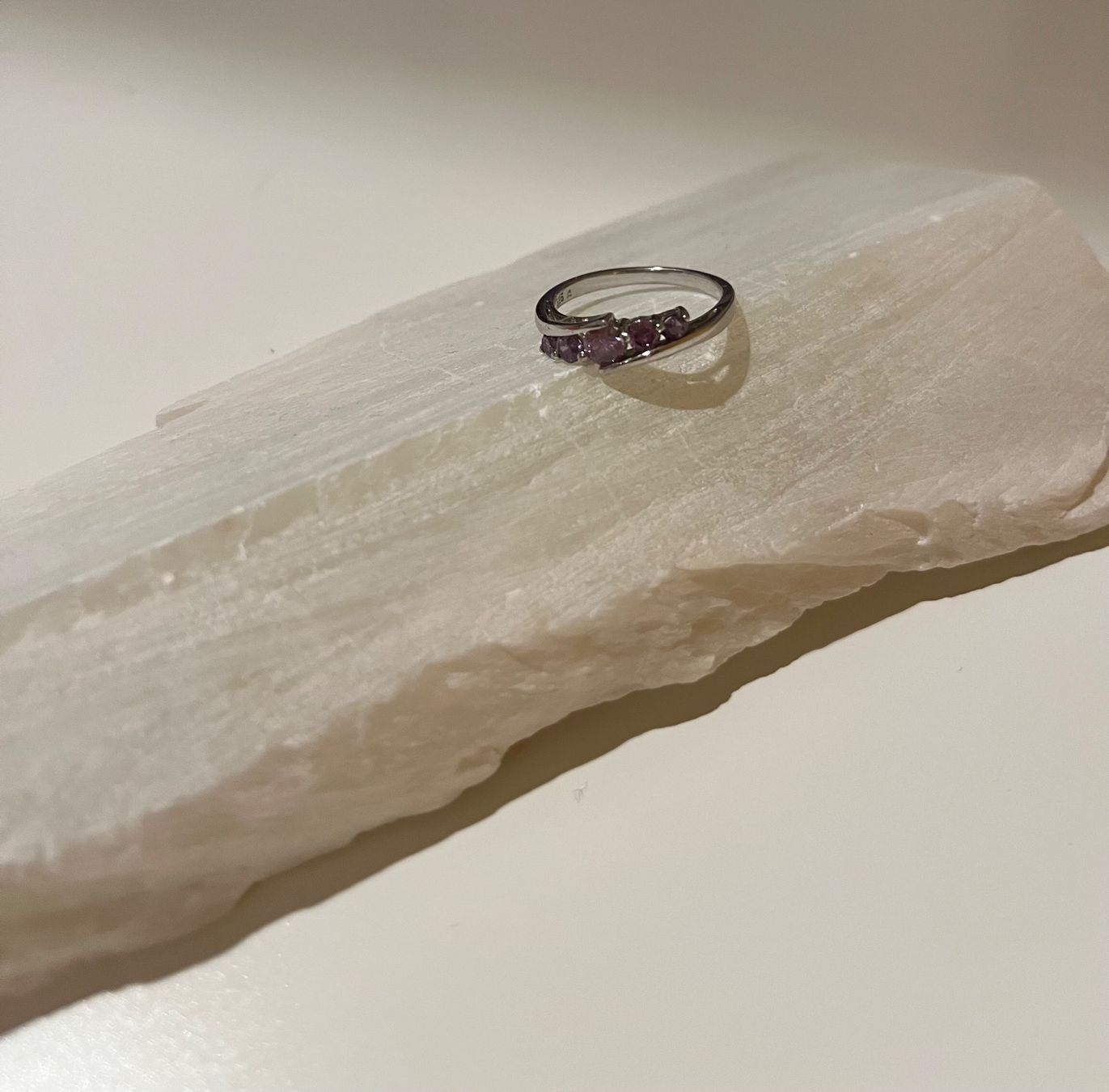 Anelli: Silberring mit lila Zirkoniosteinen – Usato da Baar venduto da lis_z6ym 1