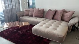 Sofa mit Kissen, Couchtische und Teppich