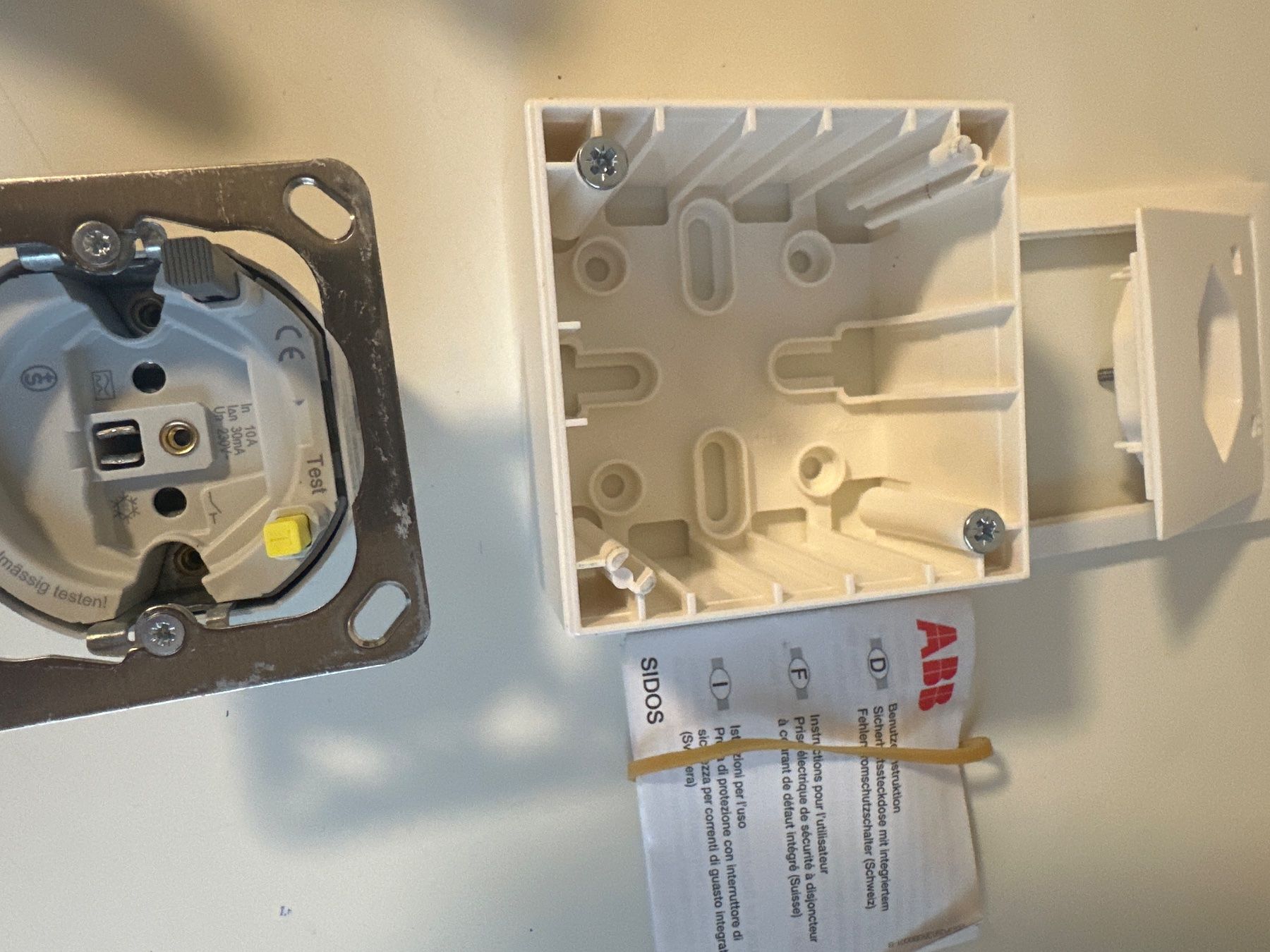 ABB Spine: ABB Sidos T13 Steckdose 30mA – Nuovo e nell'imballaggio originale da niederhasli venduto da rami016 2