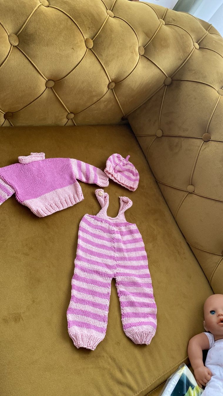 Poupées: gestrickte Puppen Kleider, handarbeit – D'occasion à Dagmersellen par Arcticsnow2017 1