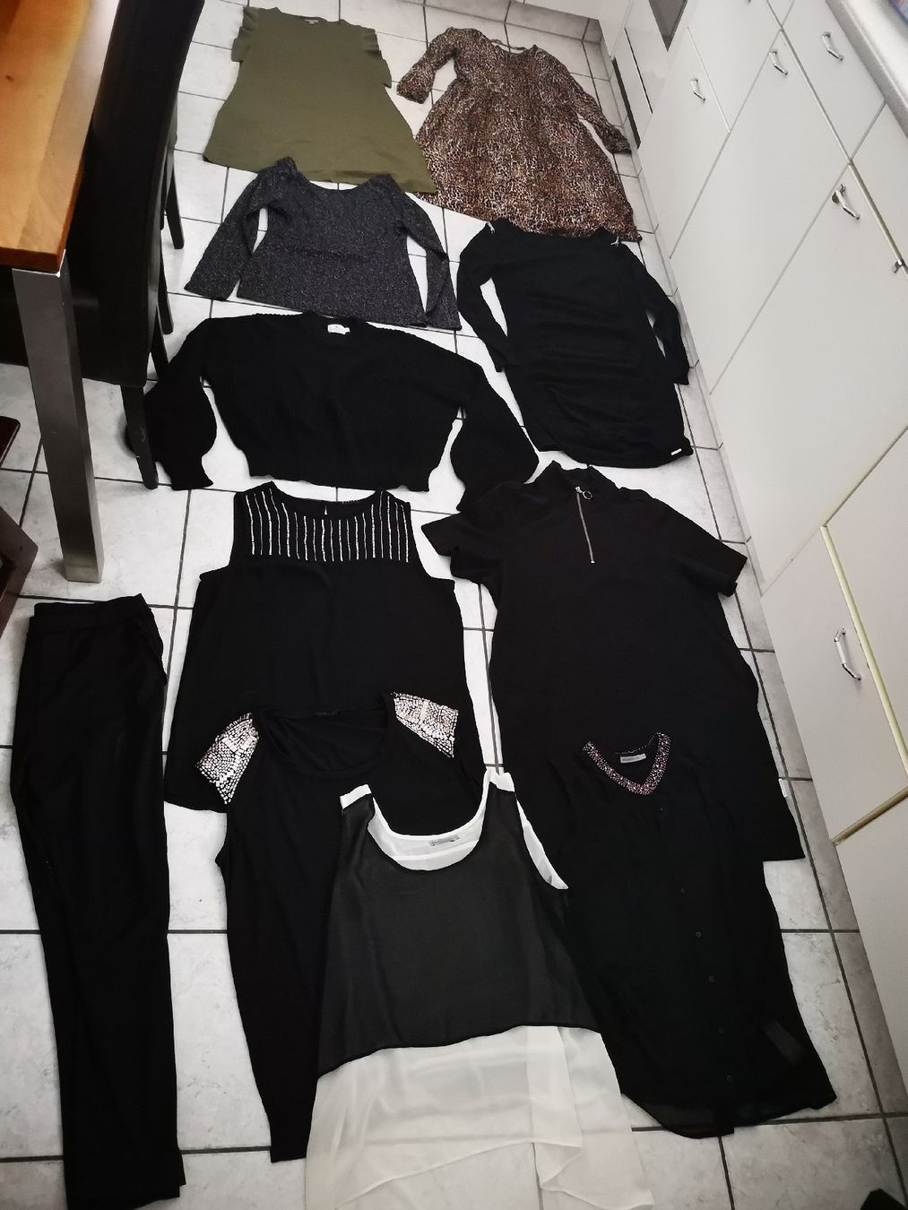Kleiderpakete: (c10).  11 x Marken Kleiderpaket gr. L Guess, SISLEY... – Gebraucht aus Sevelen von gsandax