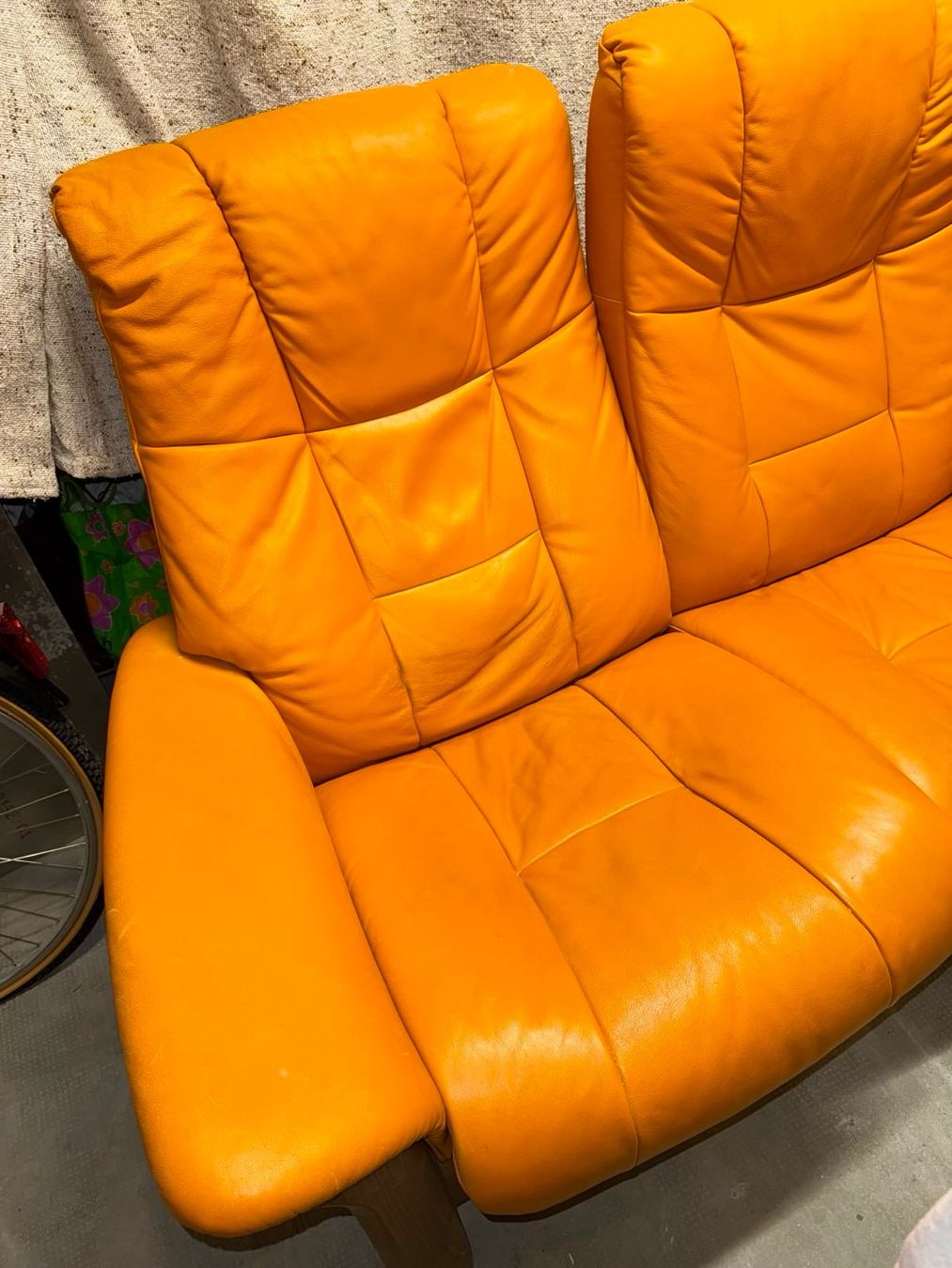 Stressless Divani: Canapé Stressless 2 places, cuir orange – Usato da Morges venduto da golann 1