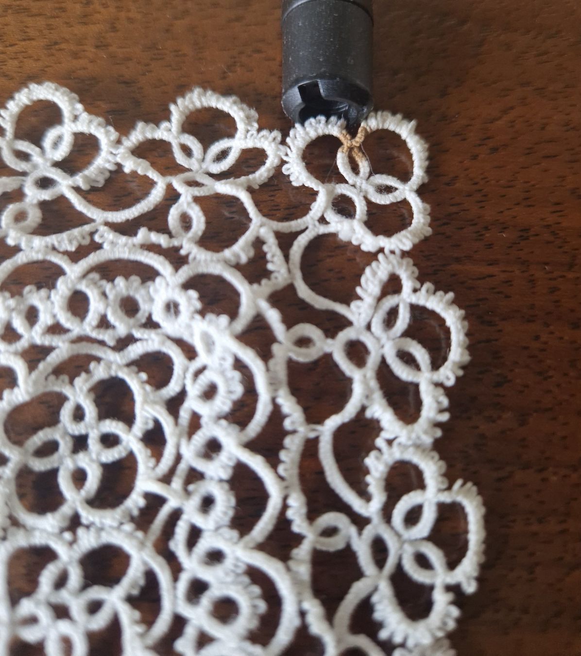 Sonstige Tischwäsche: Handgefertigte weisse Spitzendeckchen/ Frivolite – Gebraucht aus Bern von Antikbatik 7