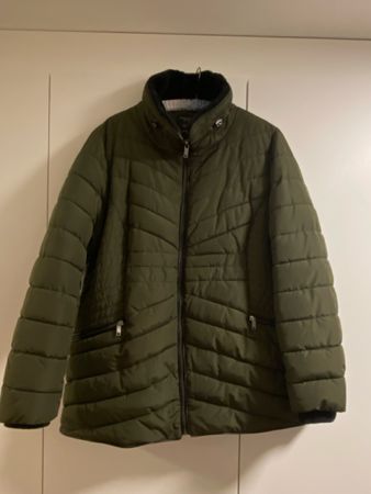 Stylische Winterjacke in Olivgrün - Damen Grösse 50