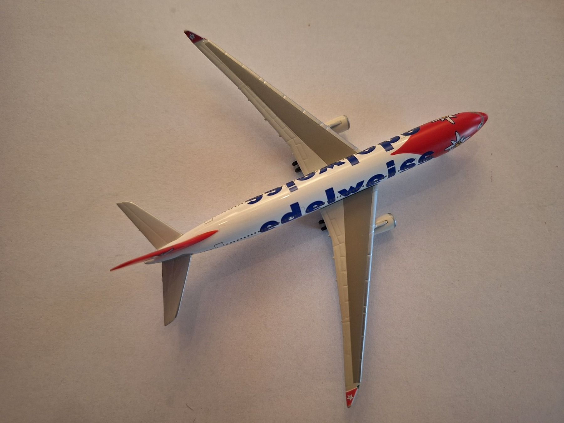 Airbus Kit di modellismo & Modellini statici: Edelweiss Airbus A330-200 1:500 – Usato da Sargans venduto da nicsam1815 1
