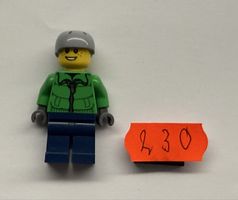 1 Stück.Lego Minifigur, Junge mit Helm und Jacke.