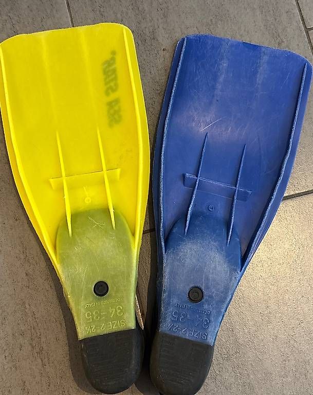 Pinne, Maschere & Boccagli: Flossen Gr. 34-35 – Usato da Humlikon venduto da Pflanze2 1