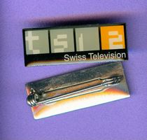 1 Anstecknadel   tsi 2 Swiss Television