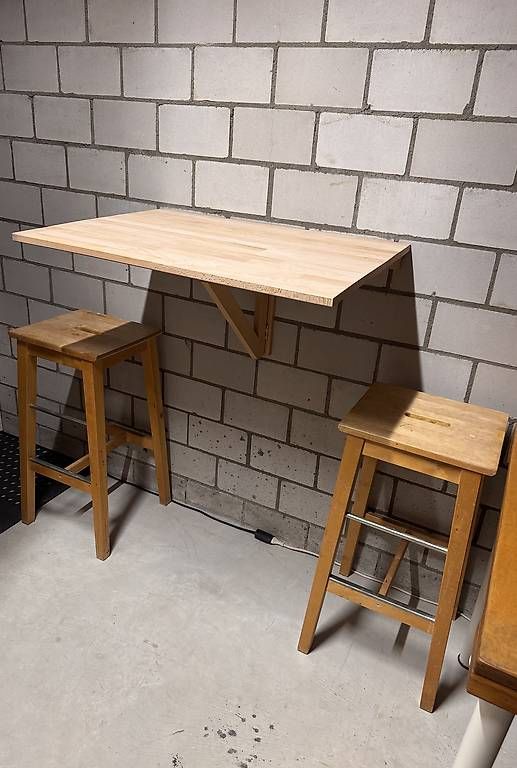 Set di tavolo e panche: Klapptisch und 2x Barstühle – Usato da Volketswil venduto da Airbus300