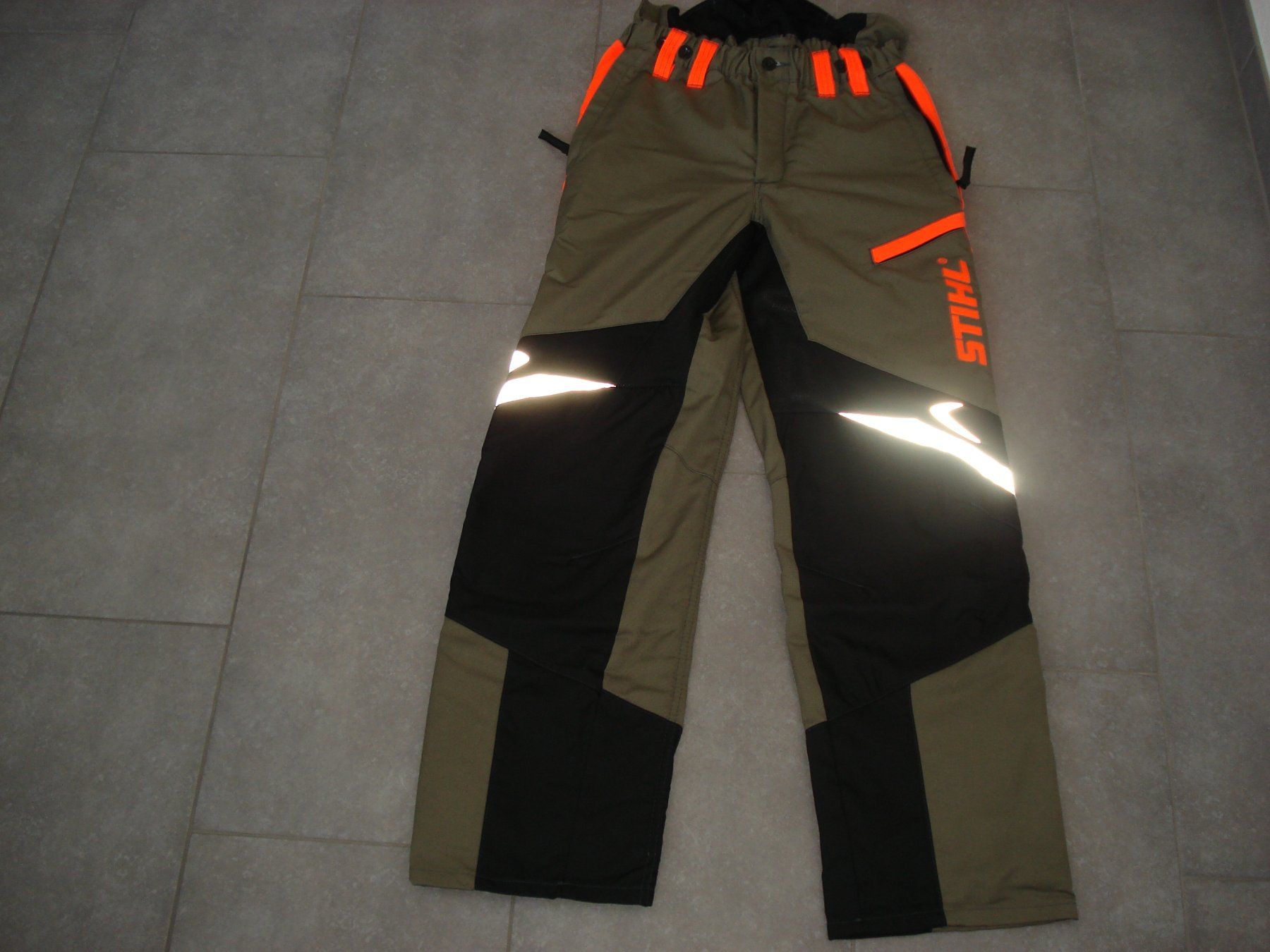 Pantaloni: Stihl Schnittschutz-Bundhose Gr. 50 – Nuovo (secondo la descrizione) da Root venduto da vil_k76z