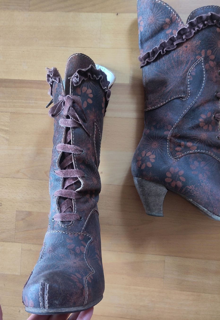Scarpe da donna: Blumenstiefel Gr.39 im Shabby Look – Usato da Muttenz venduto da Greenbird01 1