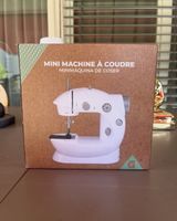Mini machine à coudre avec essentiels