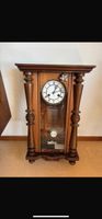 Horloge ancienne en bois avec pendule, bon état