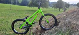 Inspired Fourplay Pro Trial Bike in Neon Gelb