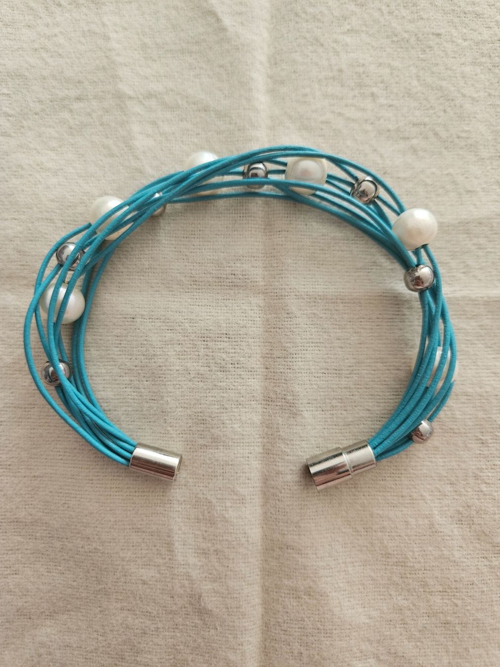 Bracelets: Armband türkis Lederoptik mit Perlen – D'occasion à Bern par Sabulise 1