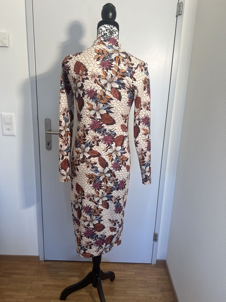 Kleider: Elegantes Midikleid mit Blumenmuster, Grösse M – Neu (gemäss Beschreibung) aus Winterthur von tan_f66m 1