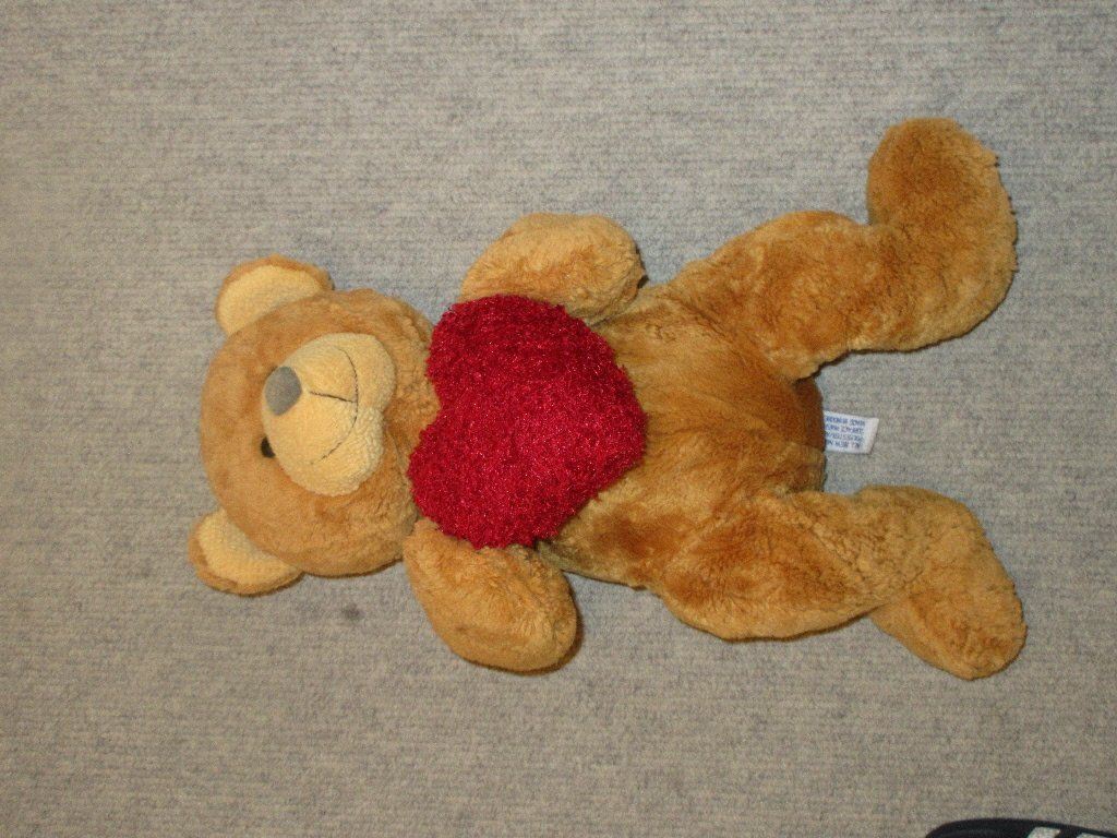 Spielzeuge: Neuwertiger Teddy Plüschbär mit Herz – Gebraucht aus Zug von roche72