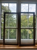 Zwei alte Holzfenster mit Beschlägen (antik)