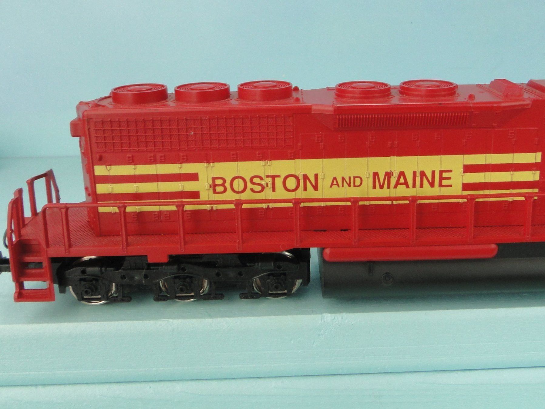 Mehano Modelleisenbahnen: Mehano Boston and Maine SD45 – Gebraucht aus Bülach von cann11 4