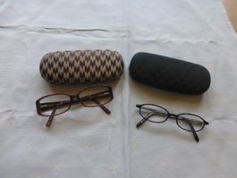 zwei Brillengestelle von Max Mara mit Etuis