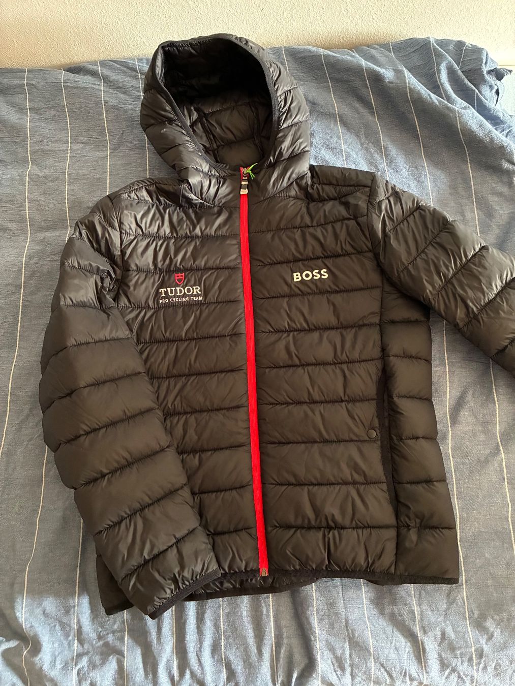 Hugo Boss Giacche: BOSS Jacke Tudor Pro Cycling – Nuovo e nell'imballaggio originale da Basel venduto da die_bg96