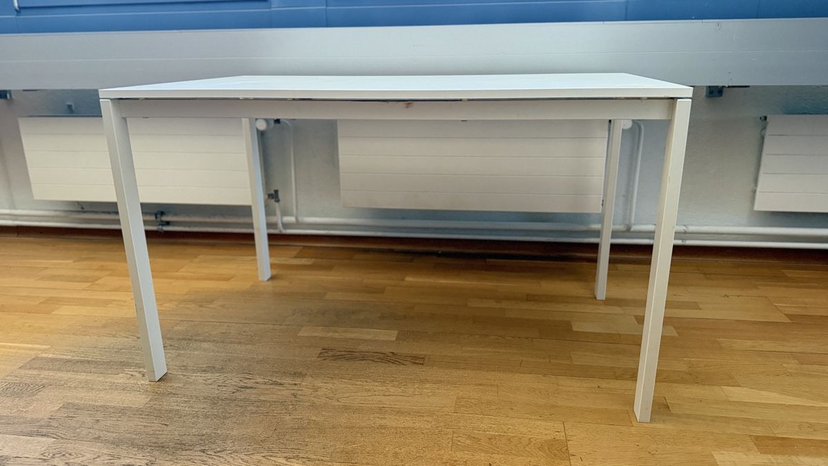 Ikea Tische: White rectangular table Metal frame Used condition – Neu (gemäss Beschreibung) aus Schwerzenbach von Thia 1