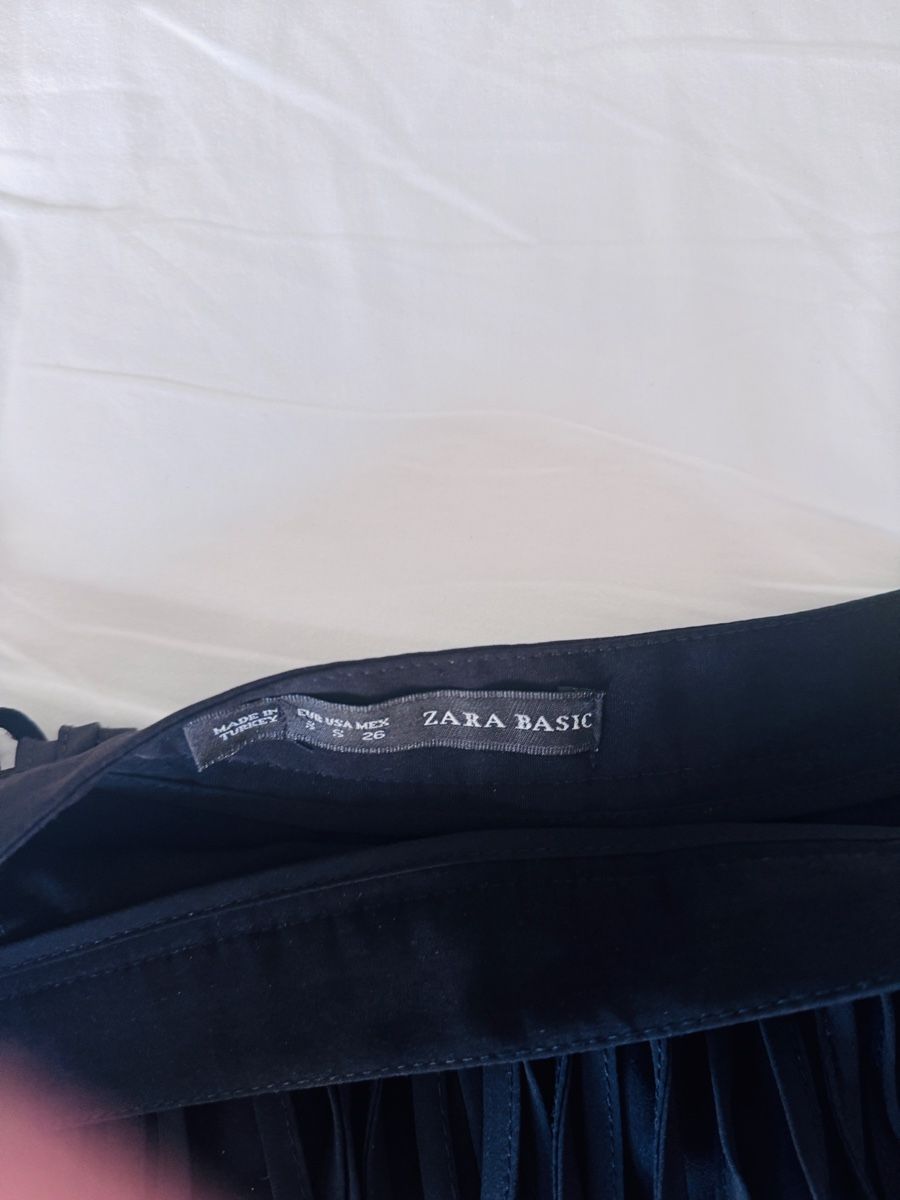 Zara Röcke: Jupe ZARA BASIC noire à franges taille 36 bon état – Neu (gemäss Beschreibung) aus Avry-sur-Matran von Anarda 1