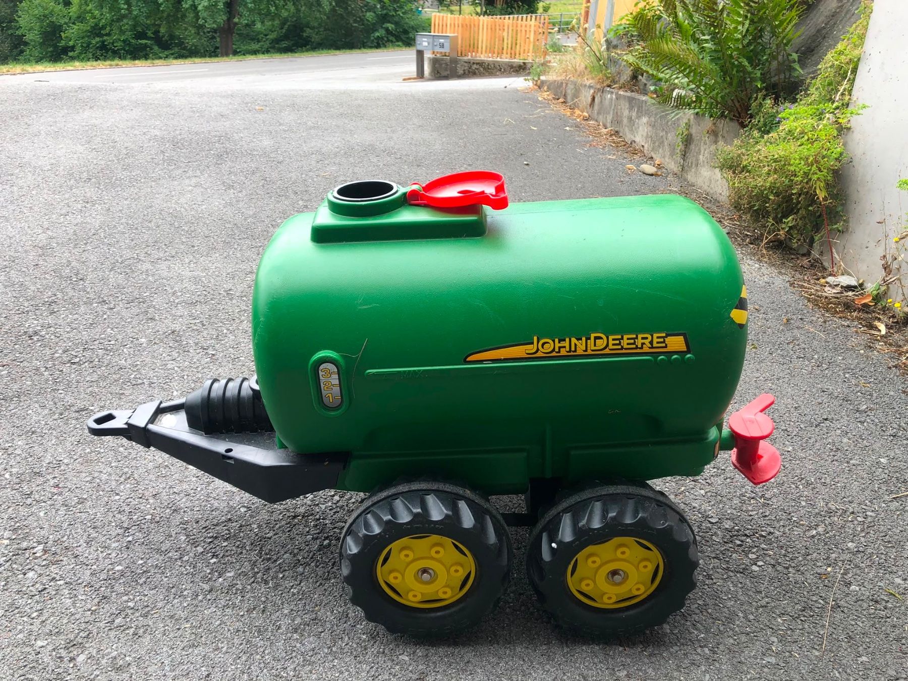 John Deere Véhicules pour enfants: Tretttraktor mit 2 Anhänger – D'occasion à Hinterforst par Blay 1