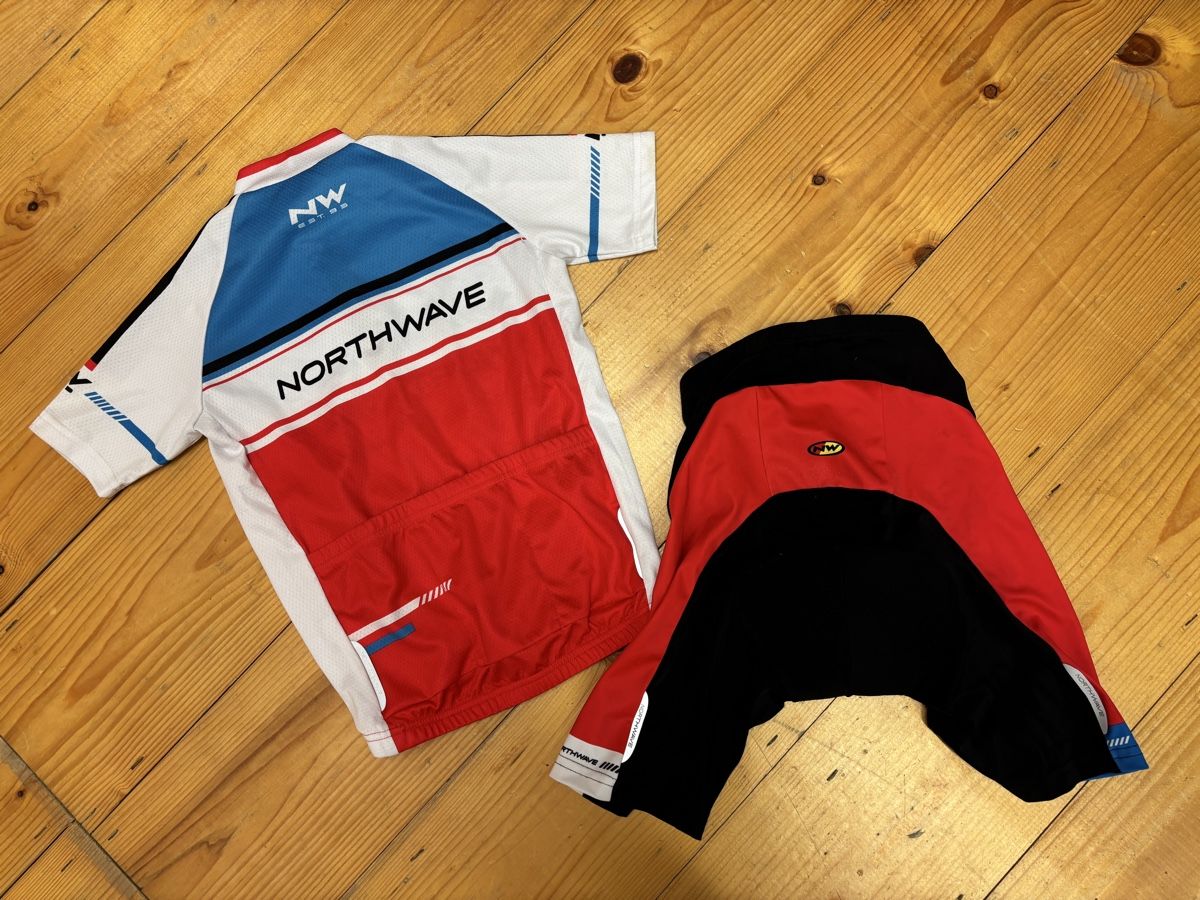Northwave Scarpe, pantaloni & magliette da ginnastica: Northwave Kinder Radtrikot & Bikeshorts, Grösse 122/128 – Usato da Büren an der Aare venduto da Nikito2001 3