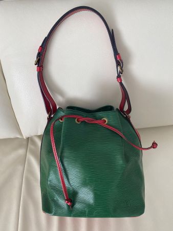 RARITÄT - LOUIS VUITTON Epi Petit Noe Shoulder Bag, grün/rot