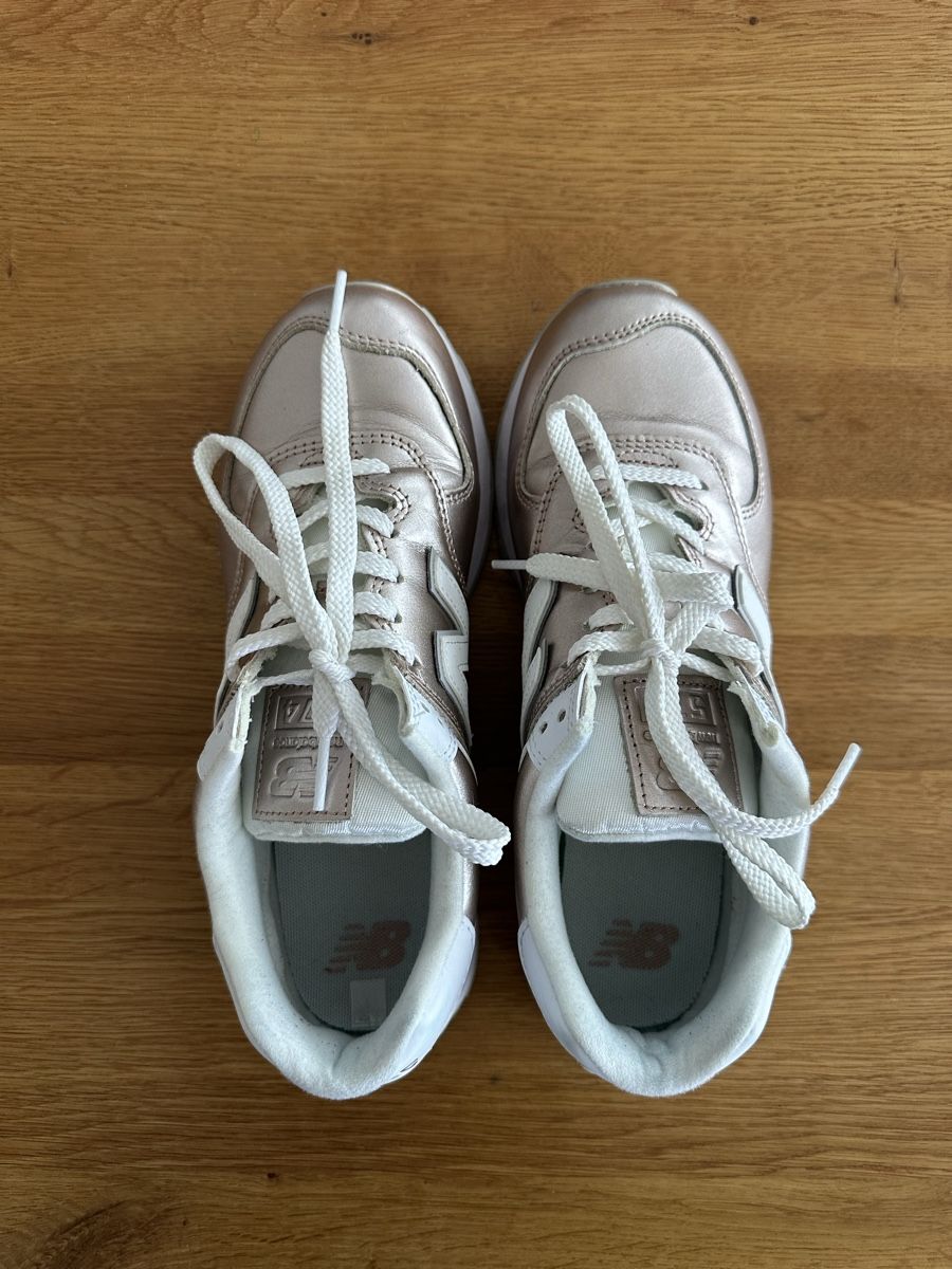 New Balance Scarpe da donna: New Balance Sneaker Gr 40 rosa metallic – Usato da Hindelbank venduto da Surlie 1