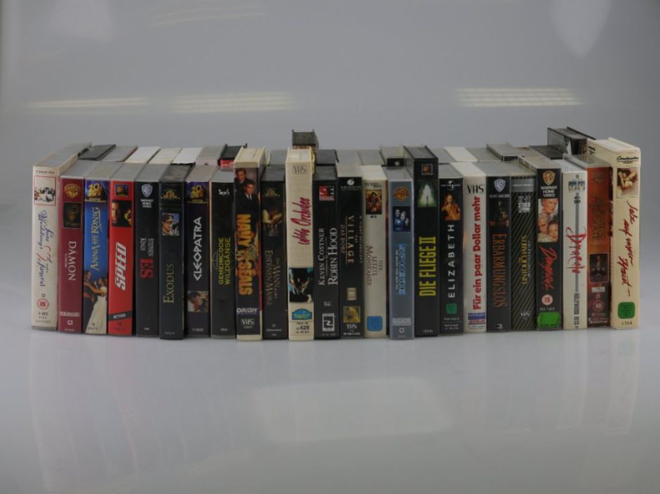 Tutti i VHS: Kiste mit Videokassetten – Usato da Volketswil venduto da brockipfannenstil 3